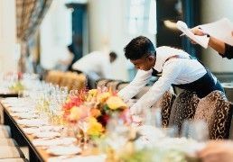 5 Diferenças entre Empregado de Mesa e Chefe de Sala