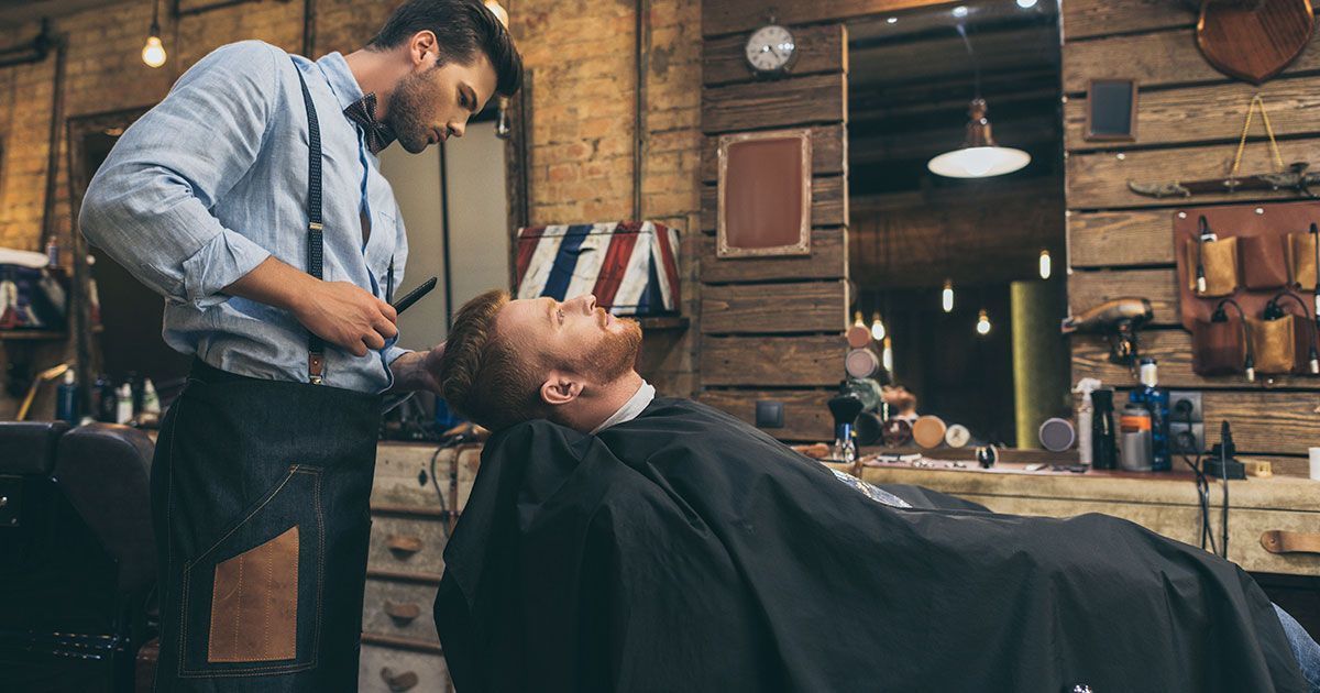 Cadeira de barbeiro moderna em uma barbearia