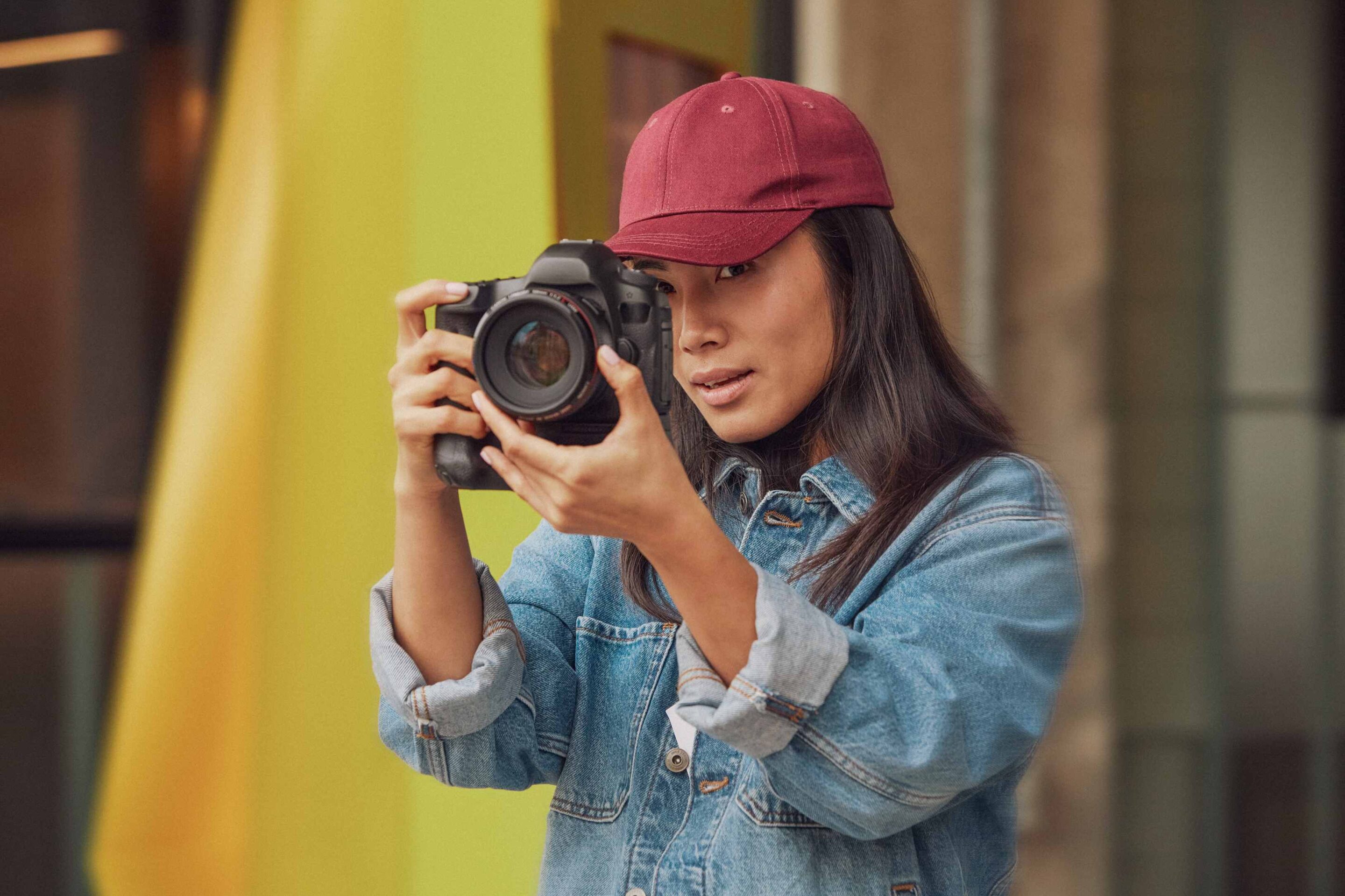 Fotografa a trabalhar, tirando fotografias