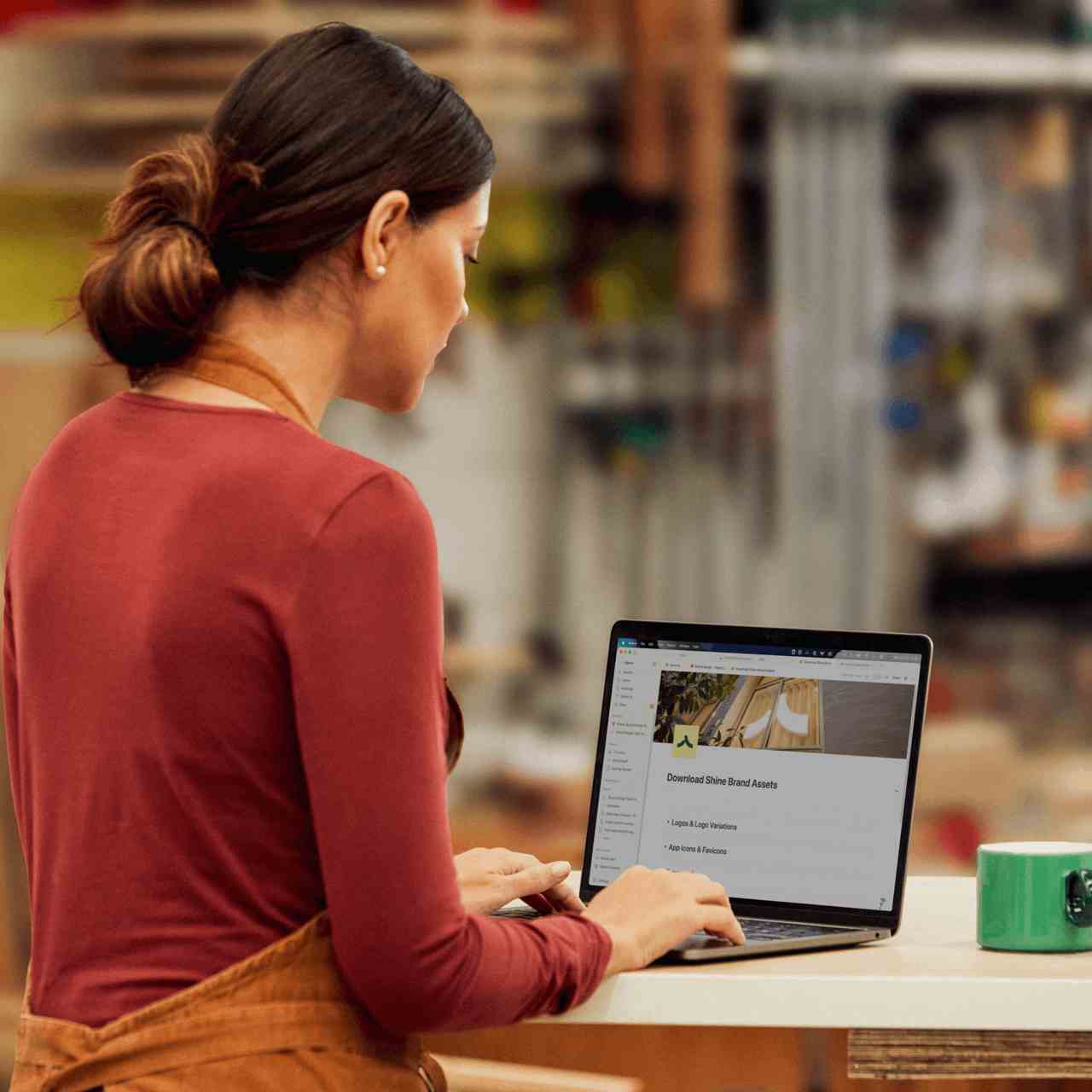 Mulher a usar laptop em ambiente de trabalho, a ponderar mudar de software de faturação